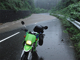 大雨で川