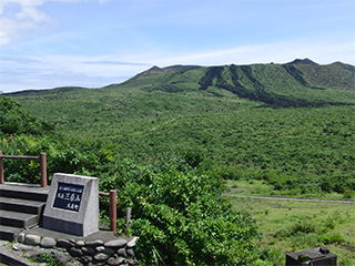 山頂口から見る三原山