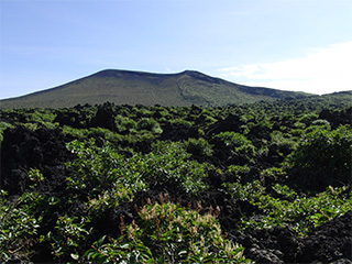 裏砂漠から見る三原山